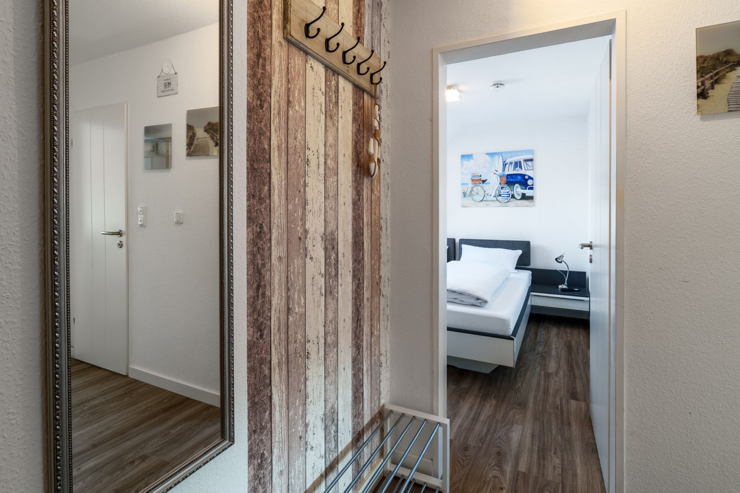 Haus Welle, Whg. Kuschelnest Flur mit Blick ins Schlafzimmer