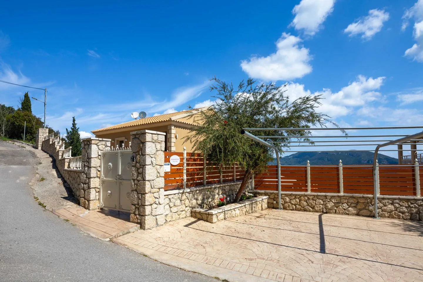  Monastiri Aghios Mattaios - Facade / entrance