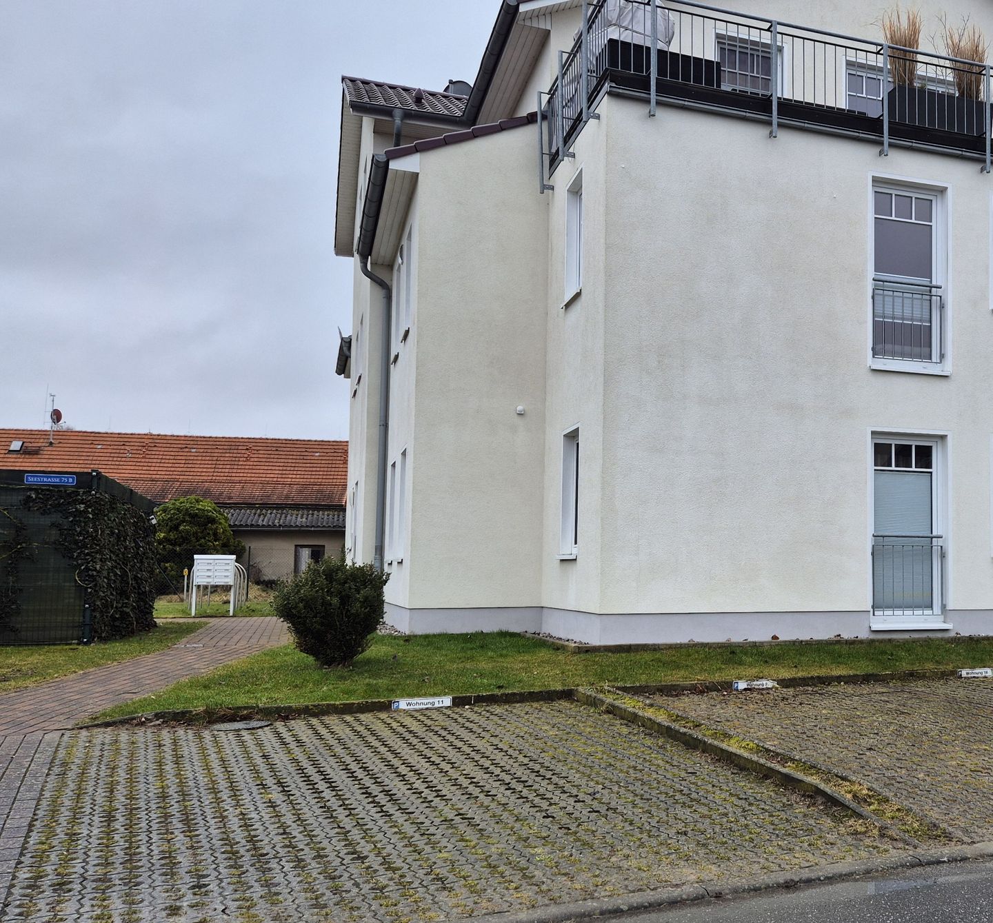 extra breiter KFZ-Stellplatz