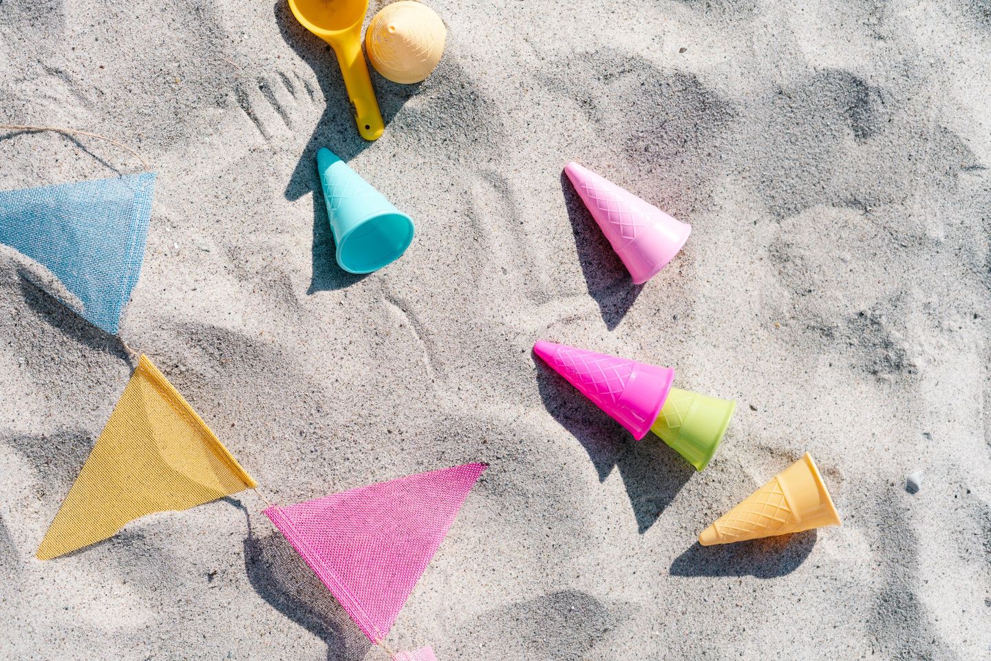 Strandspielzeug im Sand