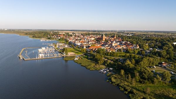 Blick aus der Vogelperspekive auf Ribnitz-Damgarten, Bernsteinstadt am Bodden, Mecklenburg-Vorpommern