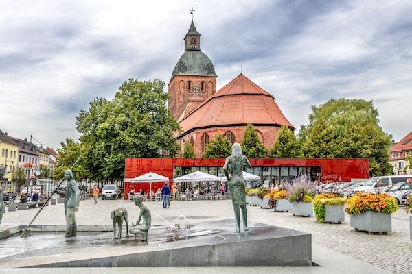 Blick auf den Marktplatz von Ribnitz-Damgarten mit der Stadtkirche St. Marien