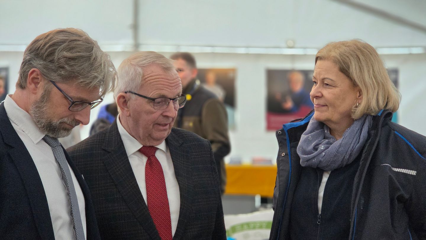 Band steht auf der Bühne