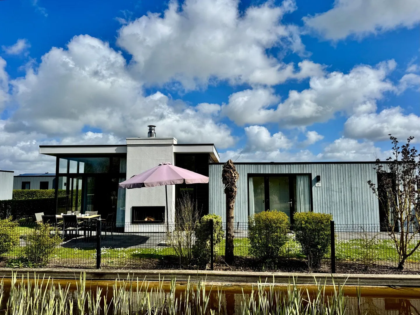  EuroParcs Bad Meersee Chalet Coastline Zeeland mit Zaun Haus Nr. 80