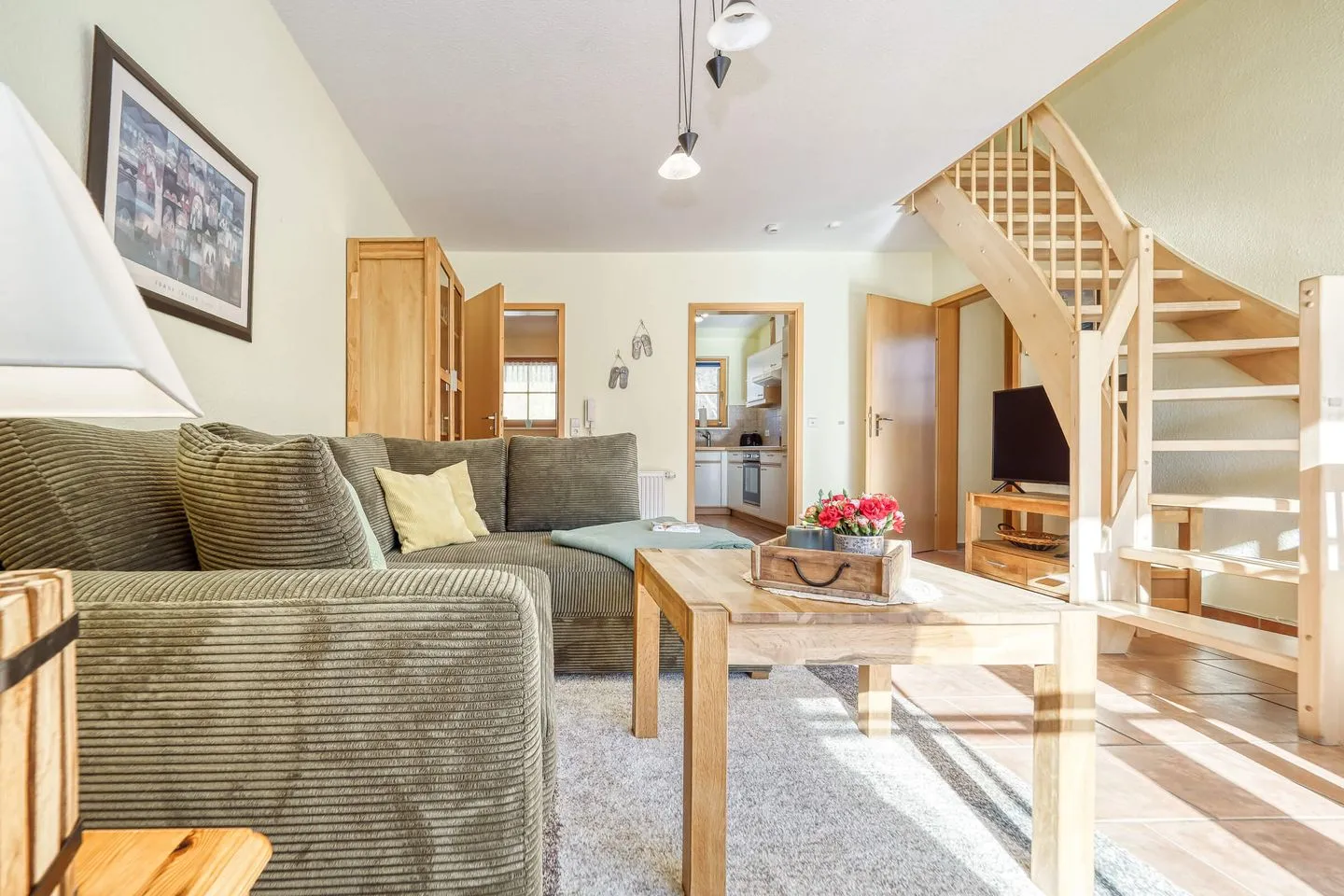 Wohnbereich mit Sofa und Couchtisch Ferienpark Freesenbruch Wohnung 4.4 - Seeschwalbe