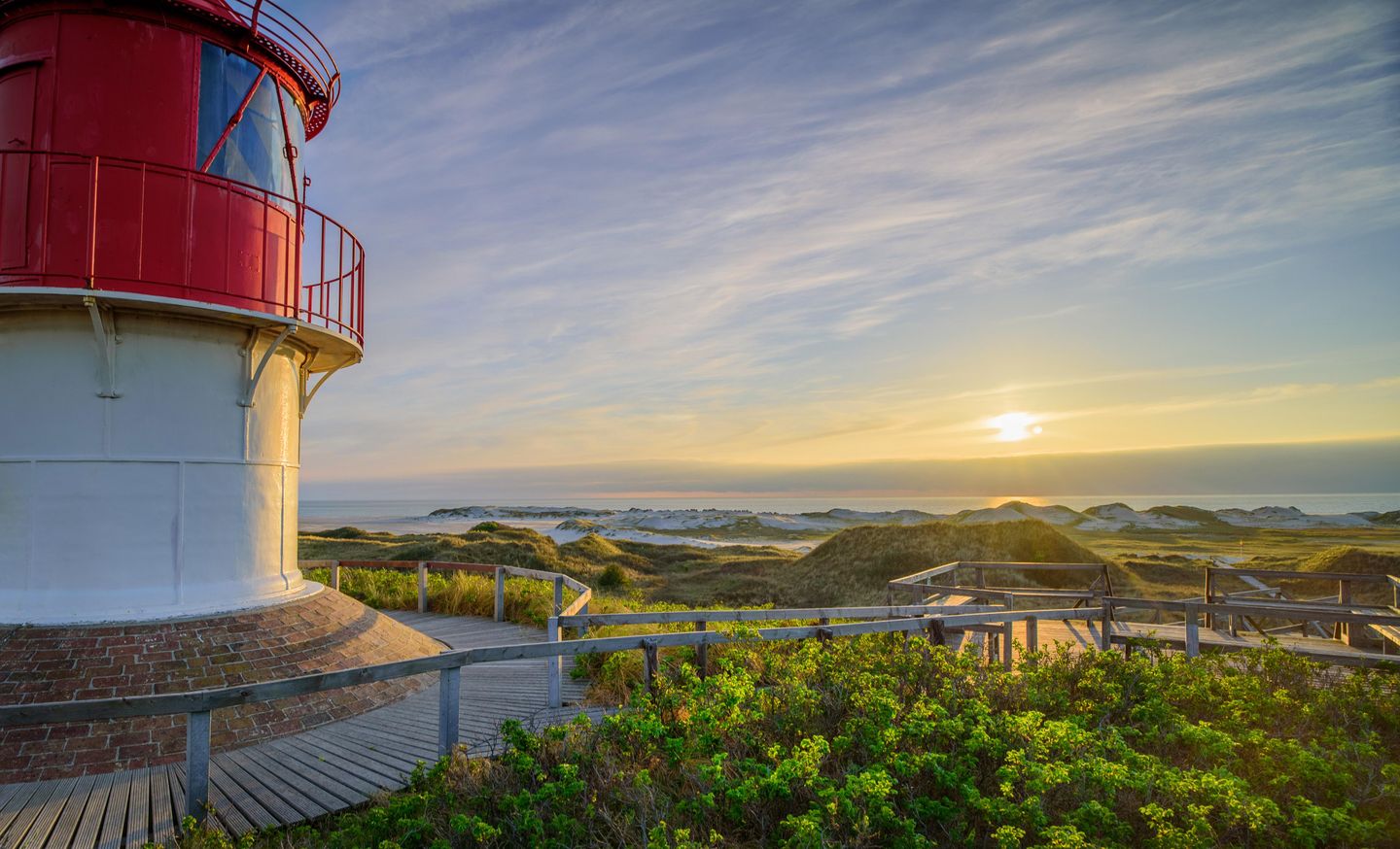 Quermarkenfeuer in Norddorf am Strand. Dünenlandschaft und der Kniepsand bei Sonnenuntergang