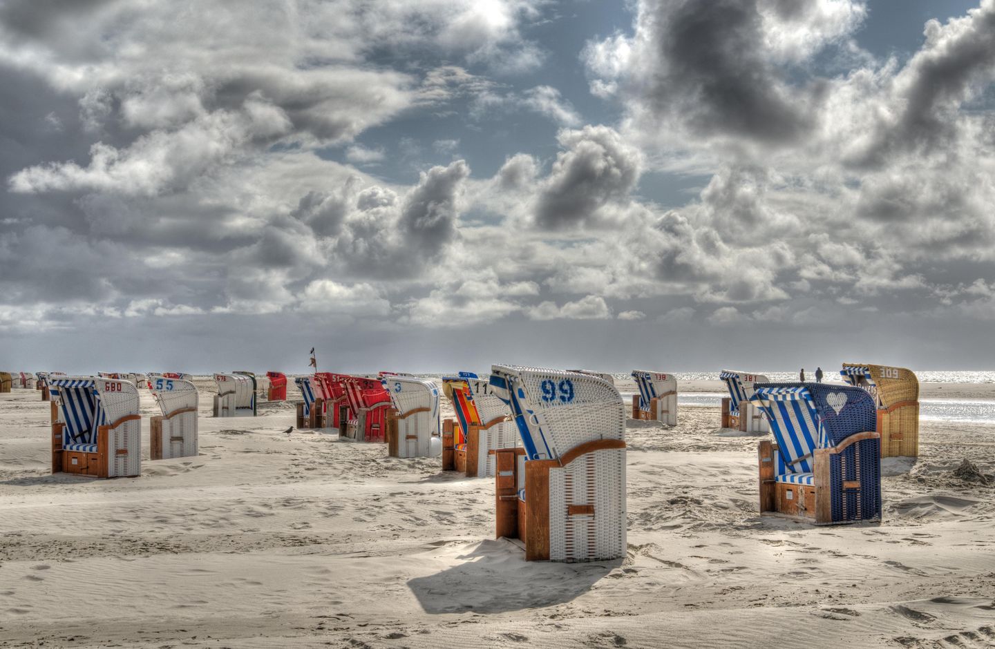 Strandkörbe am Strand der Nordseeinsel Amrum, Bewölkter Himmel