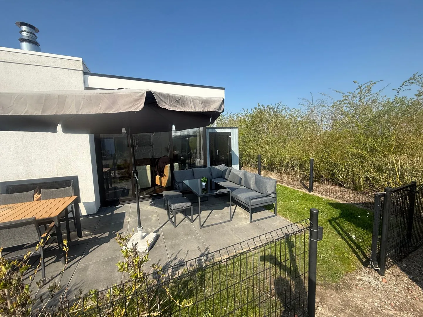  EuroParcs Bad Meersee Chalet Küstenzeit mit Zaun Haus Nr. 97