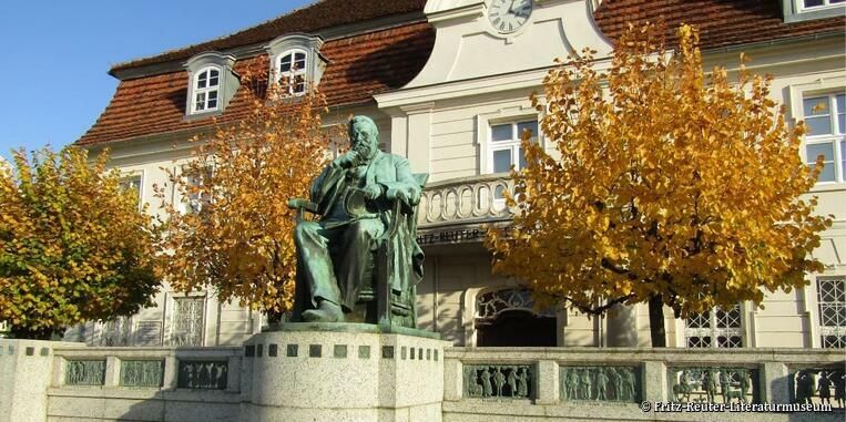 Band steht auf der Bühne