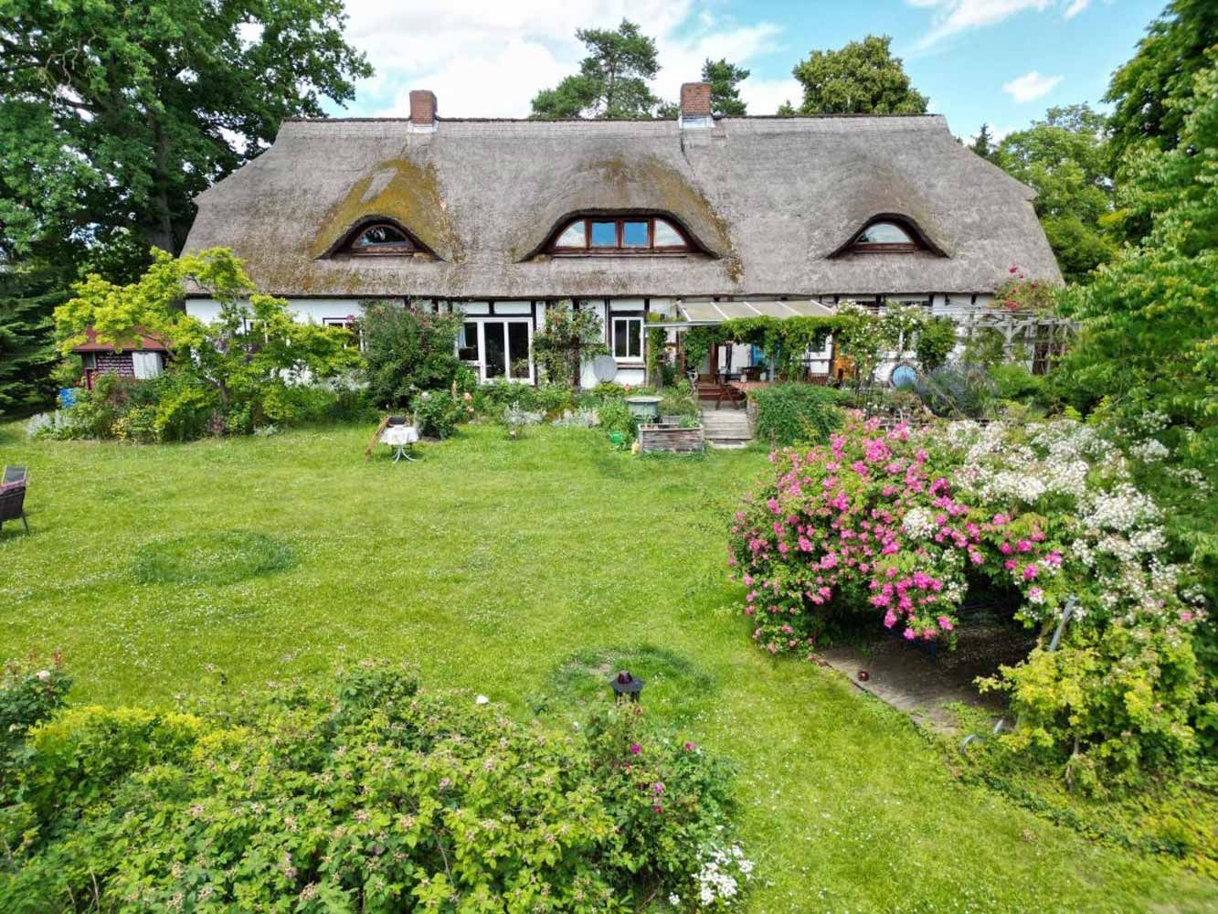 Band steht auf der Bühne