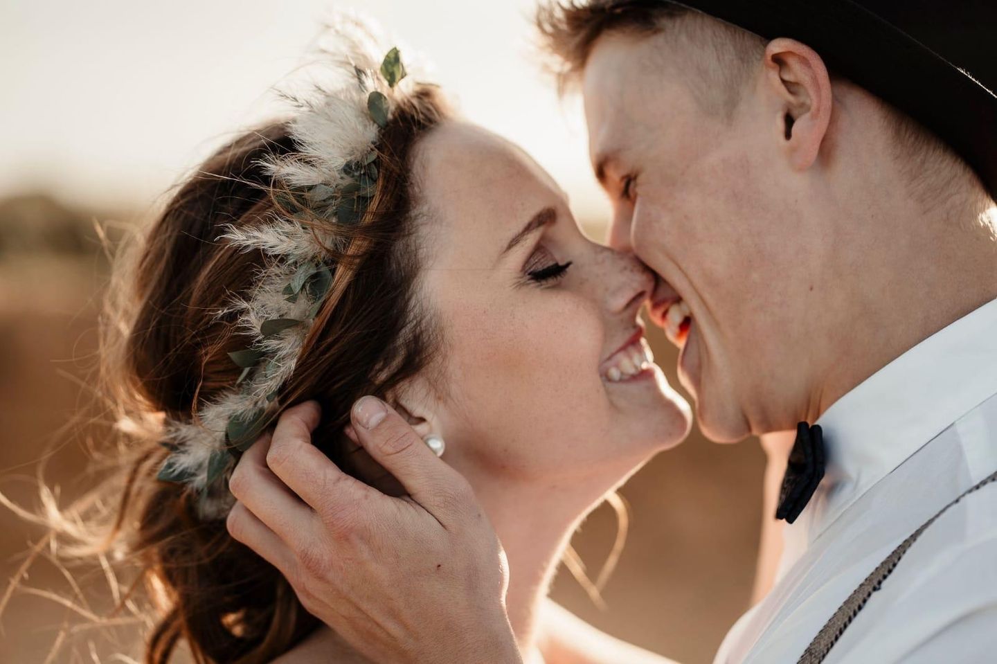 Glückliches Hochzeitspaar am Strand von der Insel Amrum