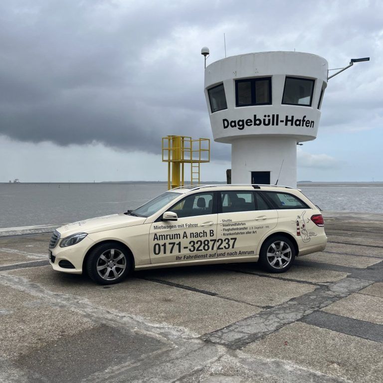 Taxi Amrum von A nach B in Dagebüll vor einem Turm bei Wolkenhimmel