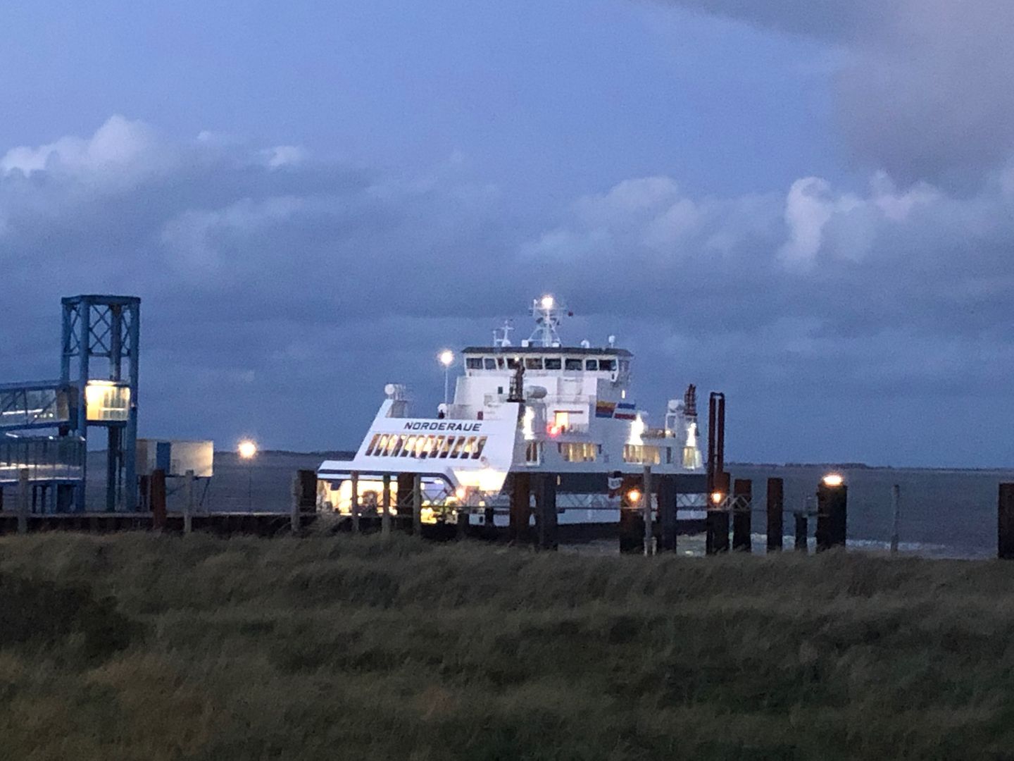 Fähre der Wyker Dampfschiff Reederei bei Dämmerung am Anleger in Wittdün