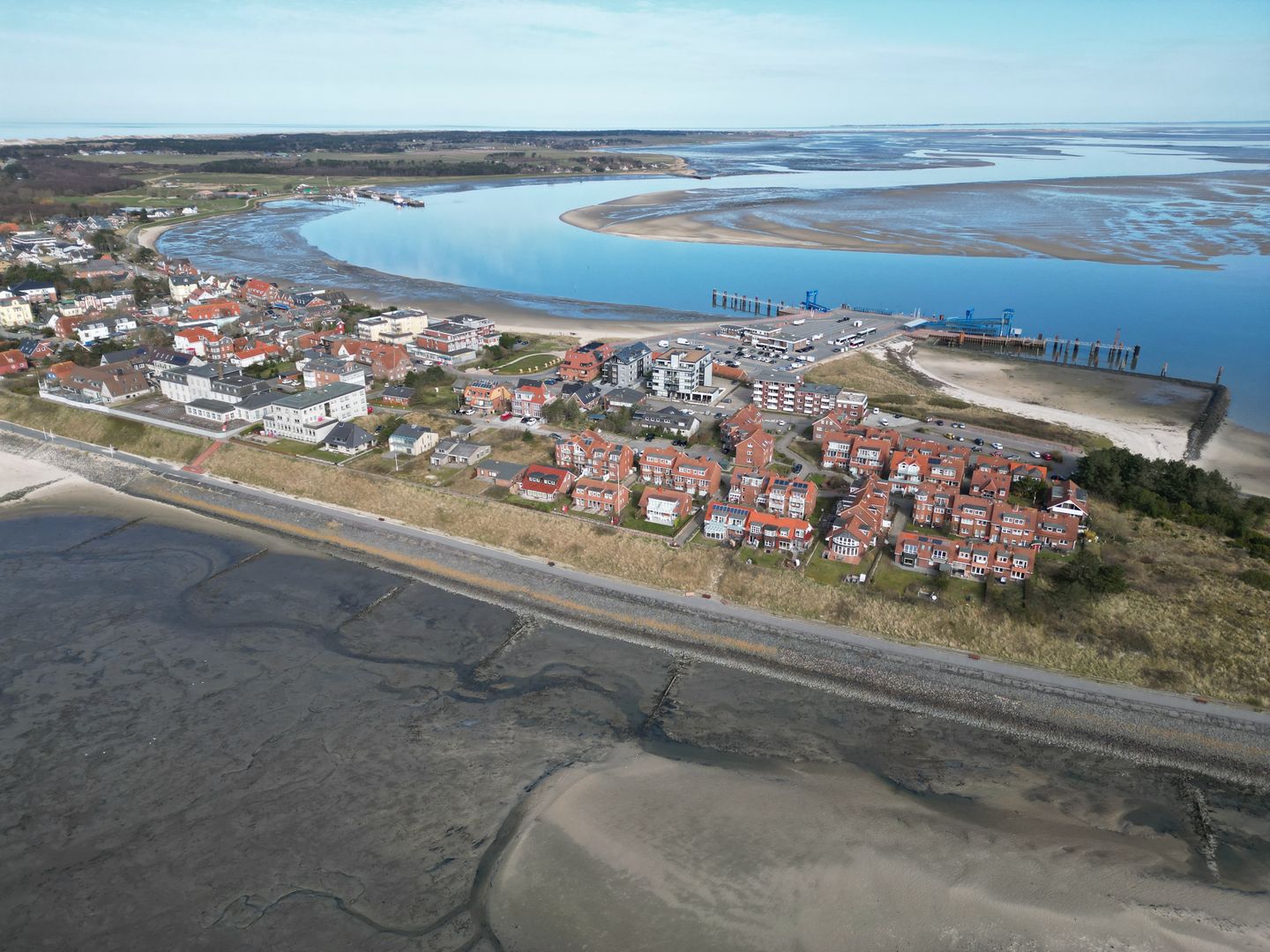 Luftbild von Wittdün auf Amrum bei Niedrigwasser