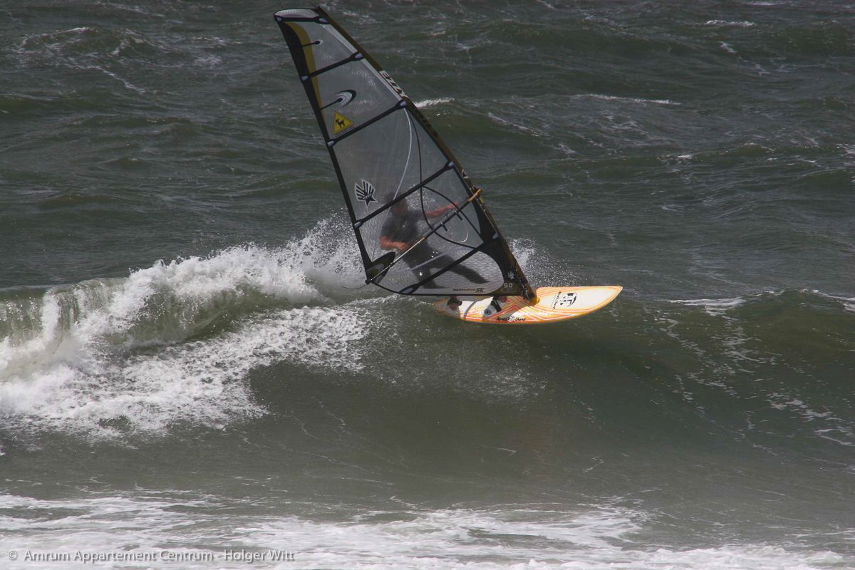 Windsurfer in einer Welle auf der Nordsee vor Nebel auf Amrum