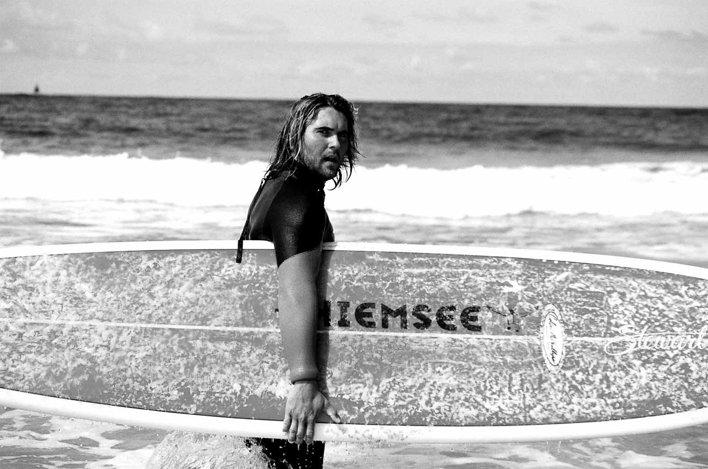 Wellenreiter mit Chiemsee Longboard am Strand von Sylt