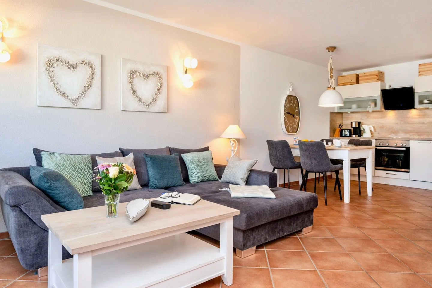 Wohnbereich mit Sofa und Essbereich Residenz am Strand Wohnung 2-28