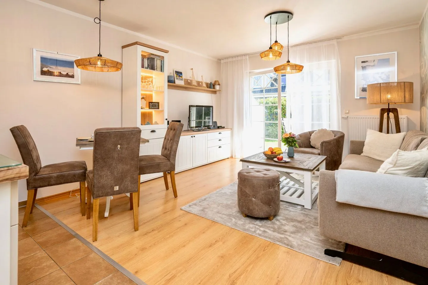 Wohnbereich mit Sofa und Essbereich  Villa Carpe Diem - Wohnung 2