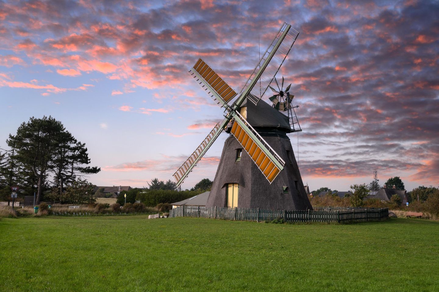 Mühle bei Sonnenaufgang in Nebel auf Amrum