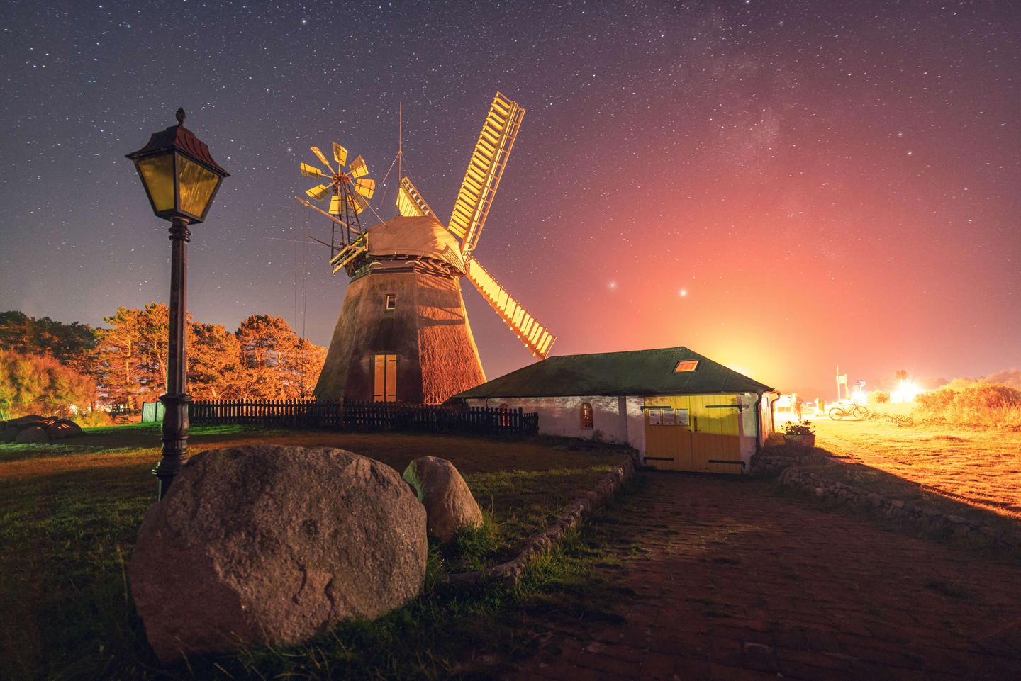 Die Amrumer Mühle bei Nacht und Gegenlicht.