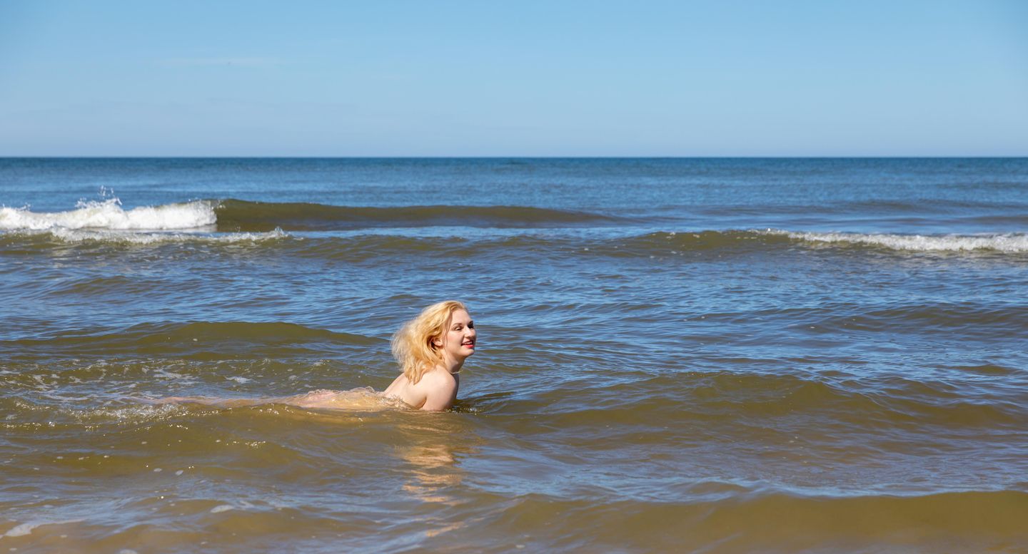 FKK Badestrand in Norddorf auf Amrum. Badende in der Nordsee.