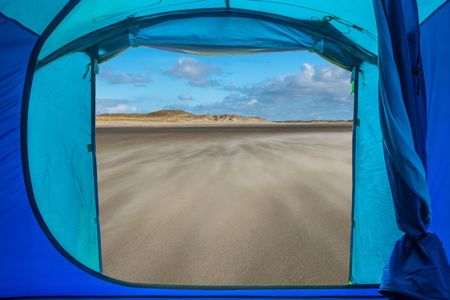 Blick aus einem blauen Zelt auf dem Kniepsand auf Amrum
