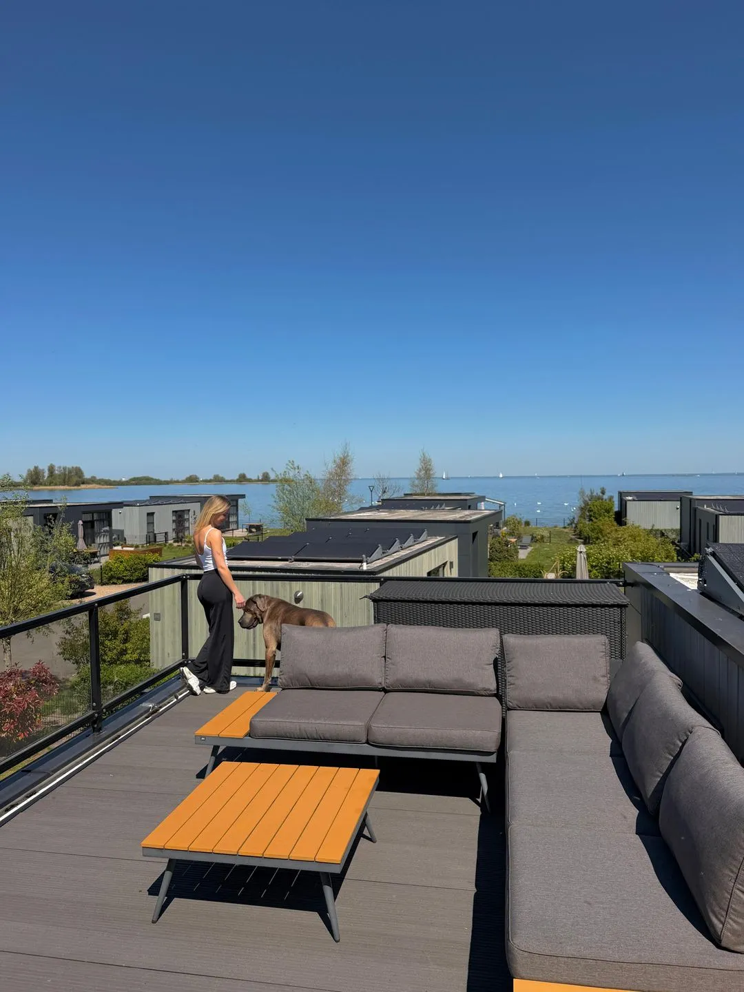  EuroParcs Enkhuizer Strand Cube Elite Paradiso mit Zaun Haus Nr. 211