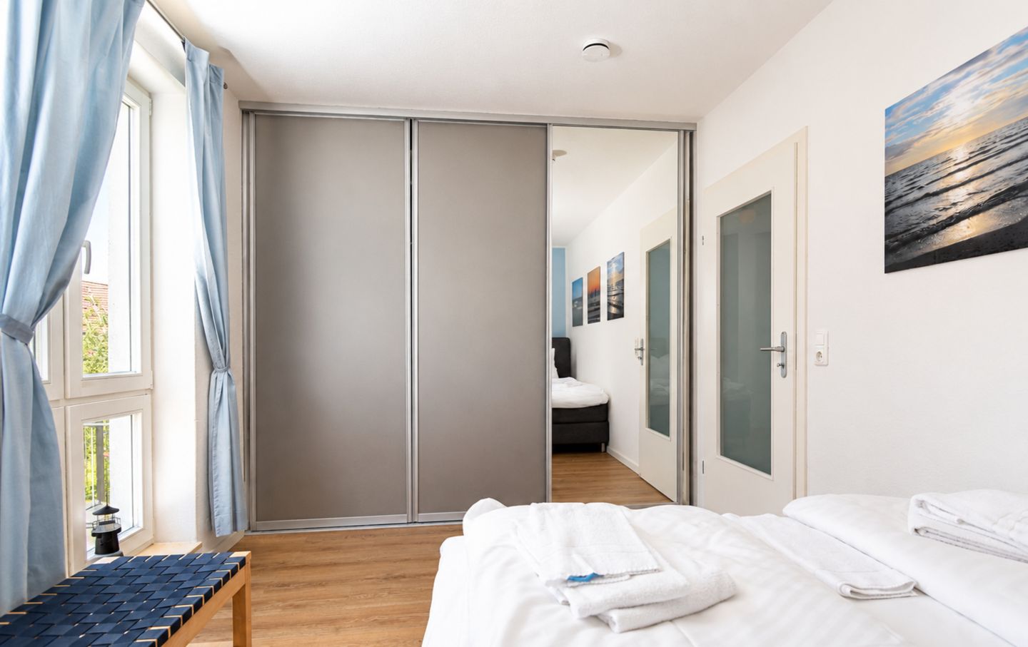 Schlafzimmer mit Kleiderschrank