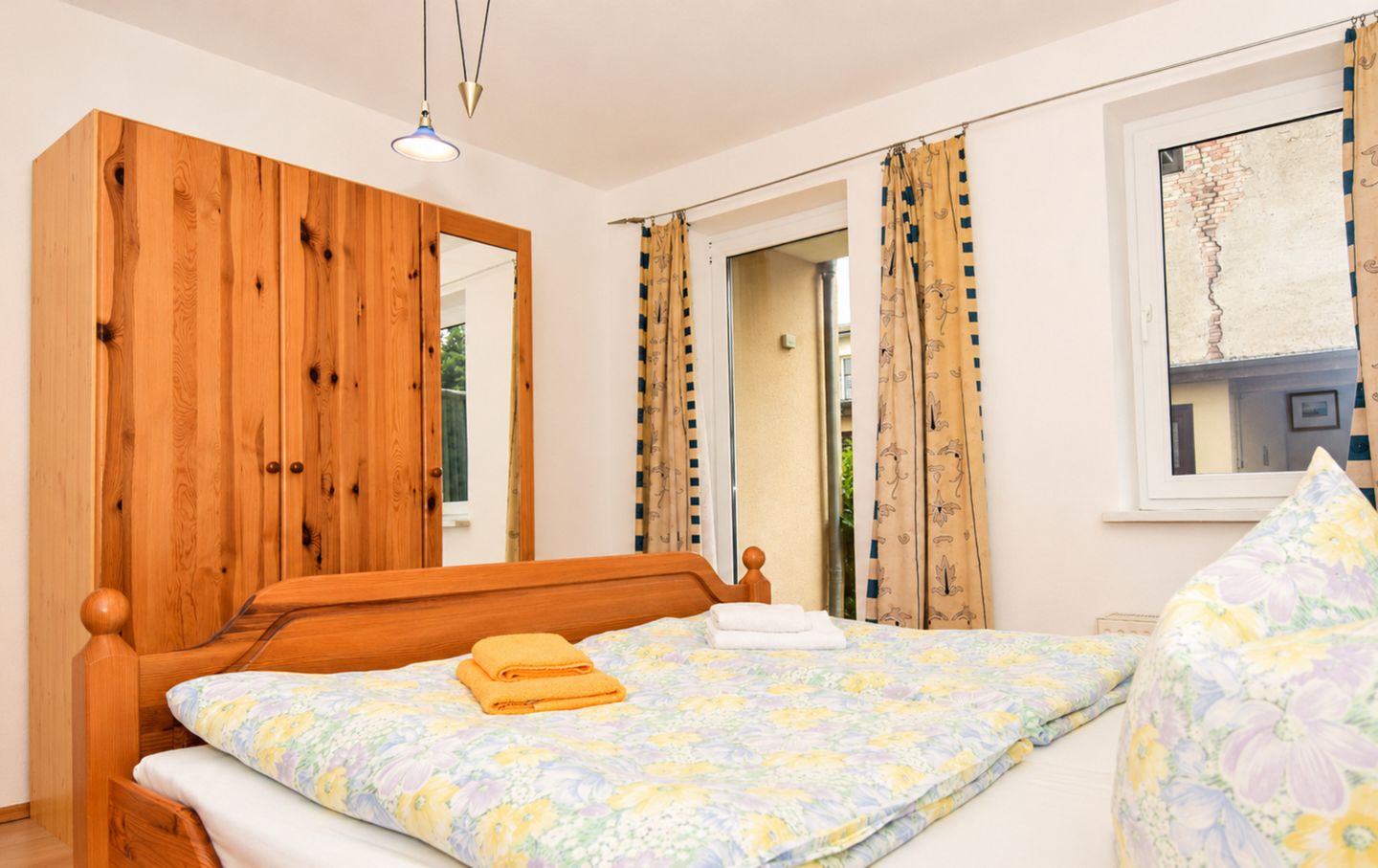 Schlafzimmer mit Doppelbett und Kleiderschrank