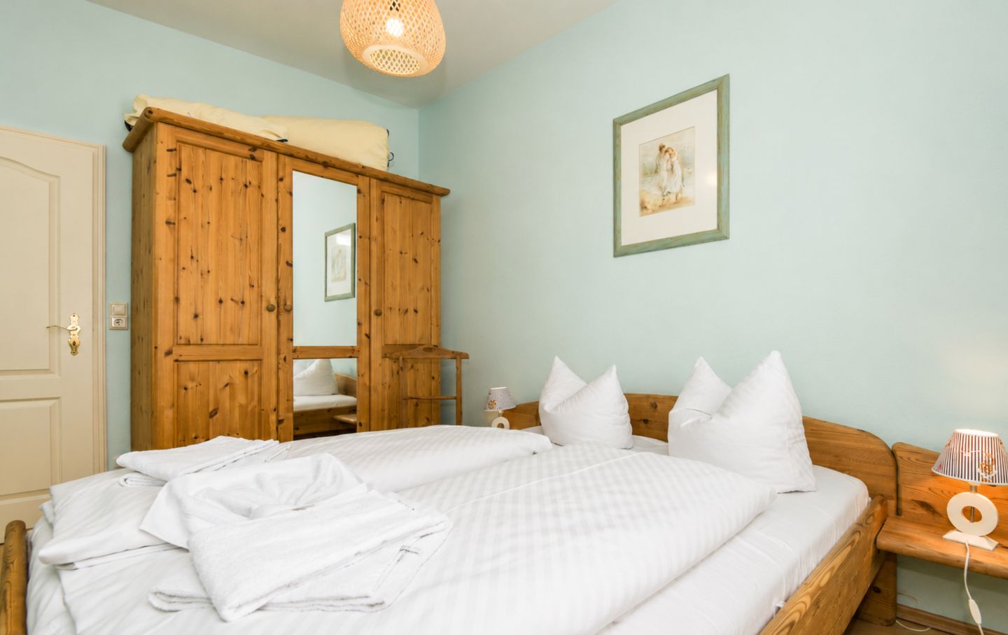 Schlafzimmer mit Kleiderschrank