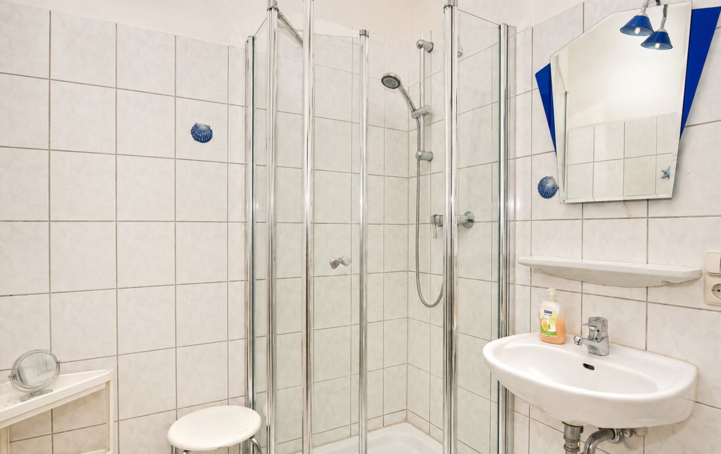 Badezimmer mit Dusche