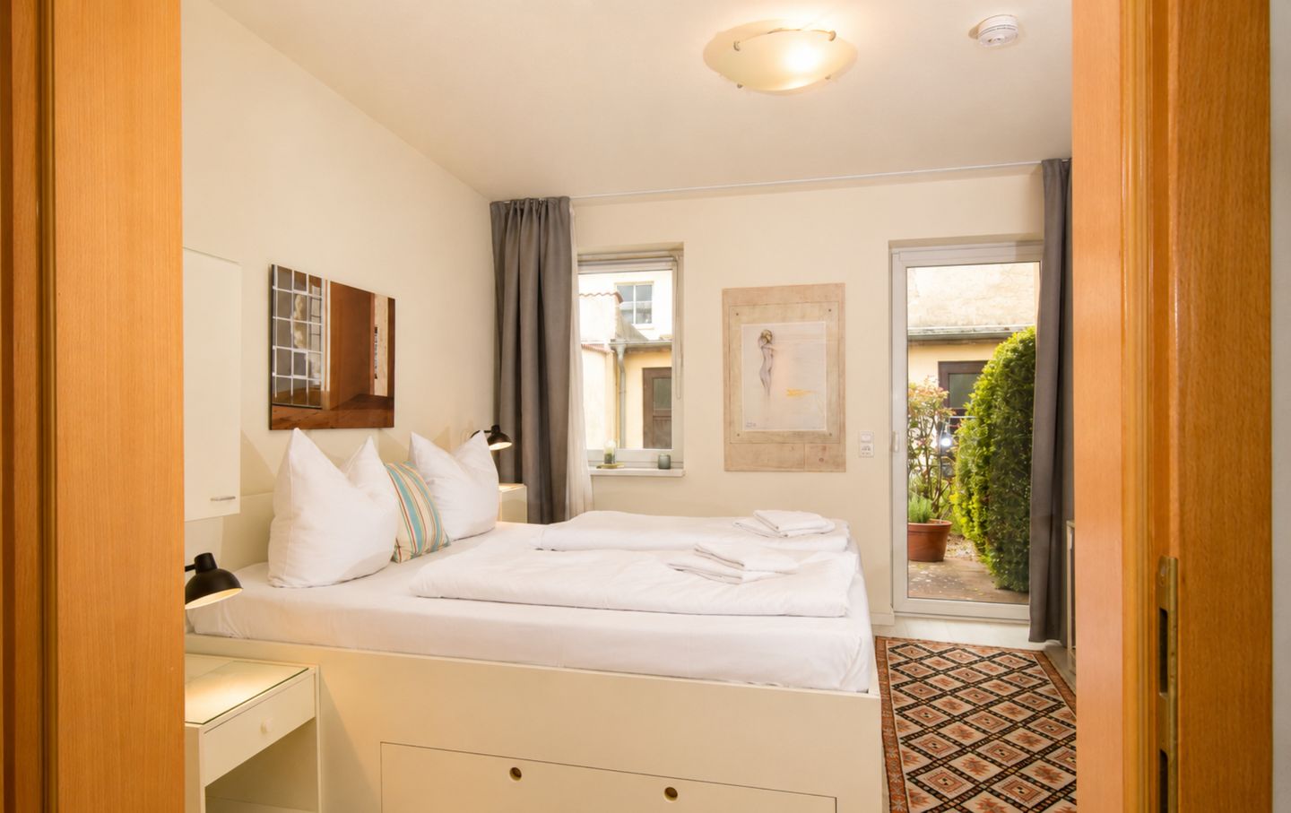 Schlafzimmer mit Zugang zur Terrasse