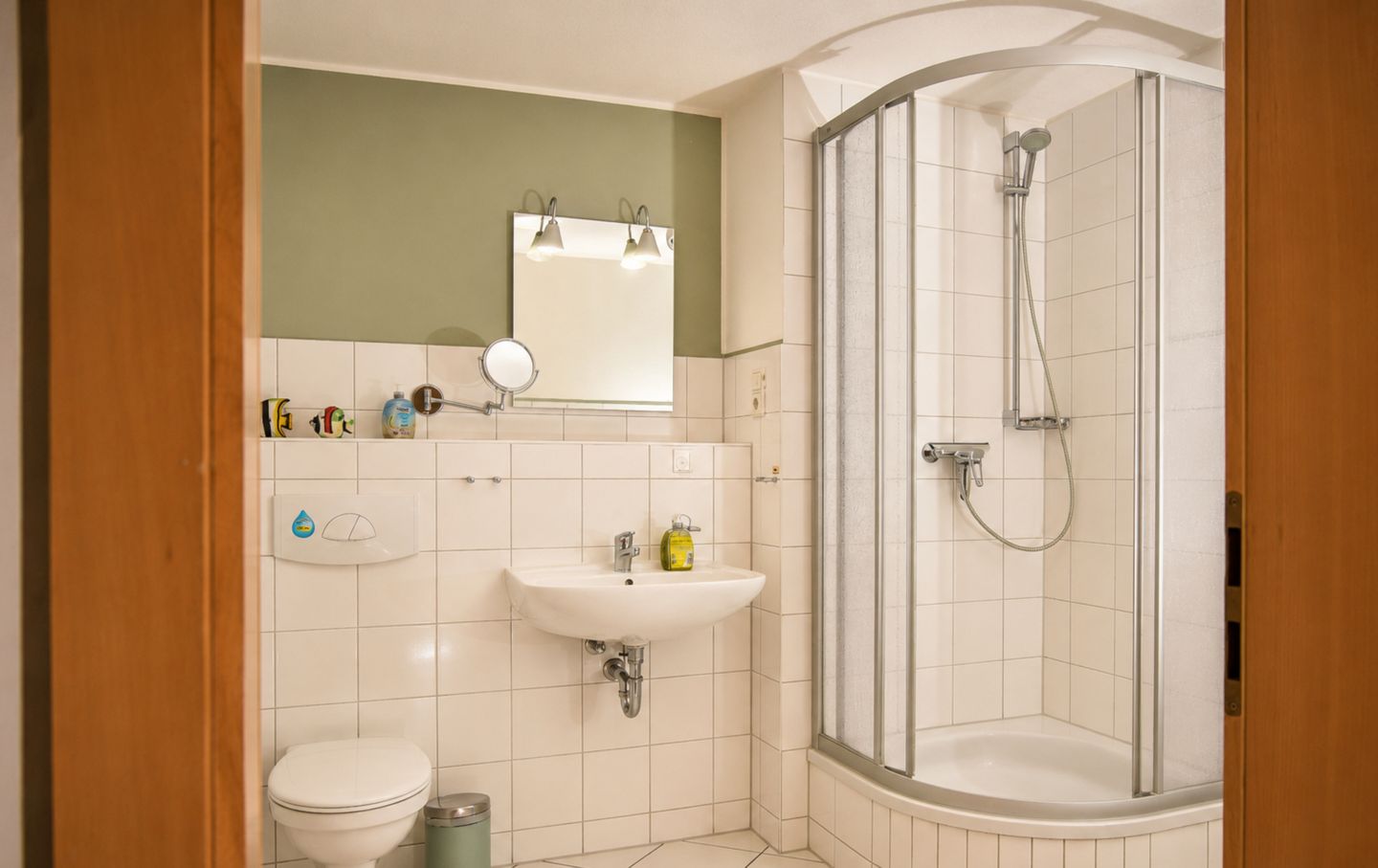 Bad mit Dusche und WC