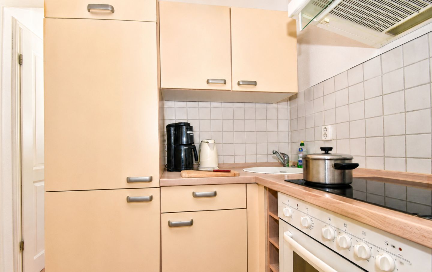 Küche mit Kühlschrank