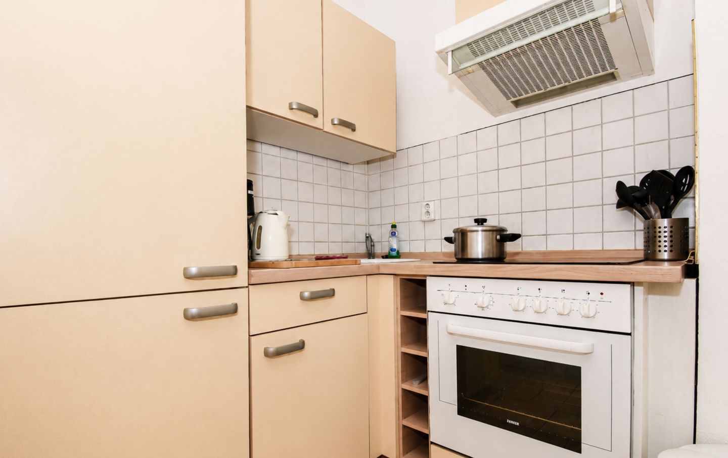 Küche mit Backofen