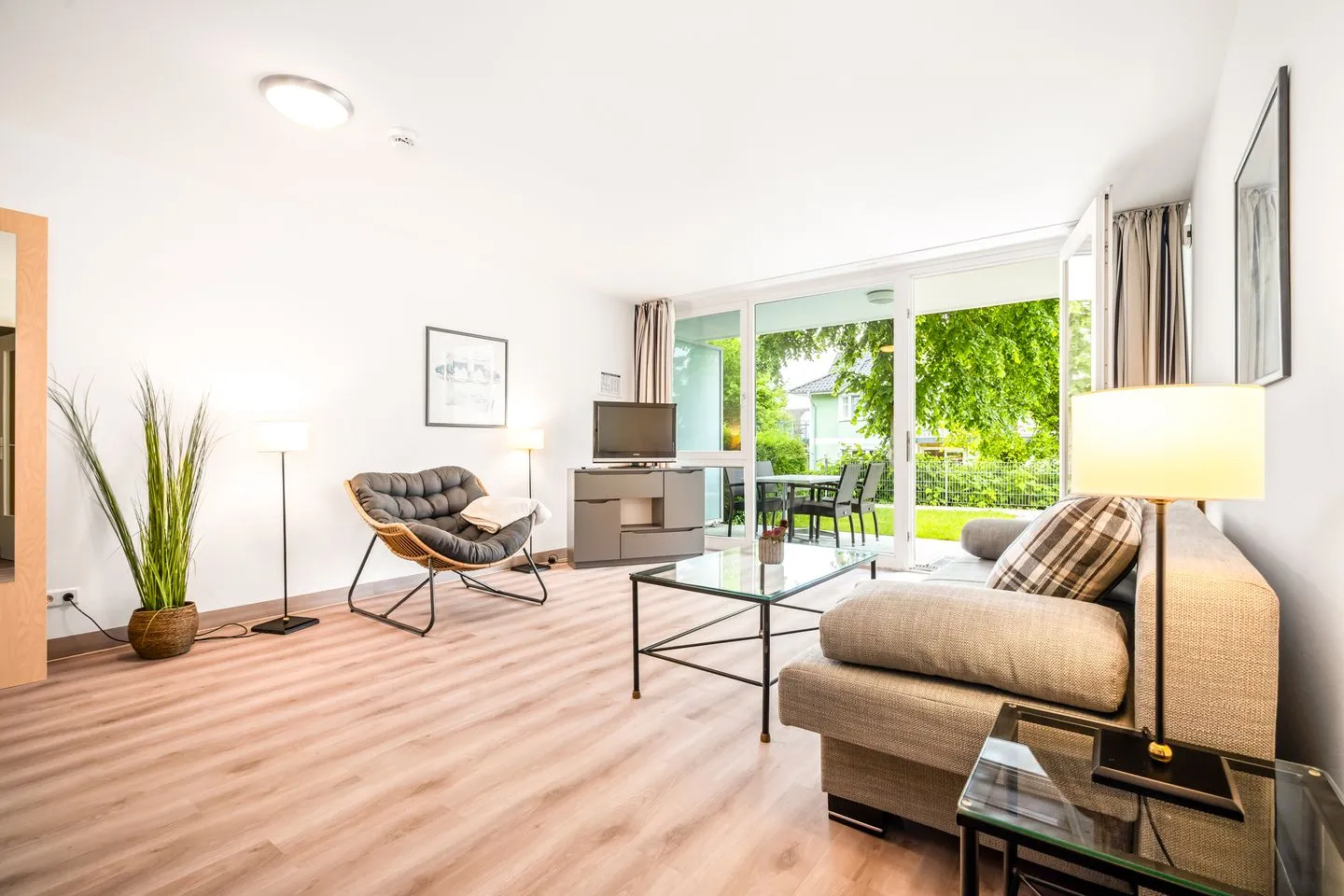 Ferienwohnung Seebär in Zingst - Blick ins Wohnimmer mit Zugang zur Terasse  Seebär