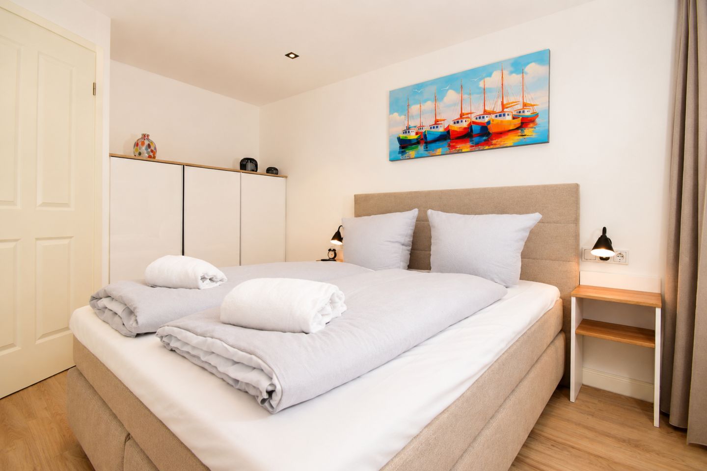Schlafzimmer mit Doppelbett und Einbauschrank