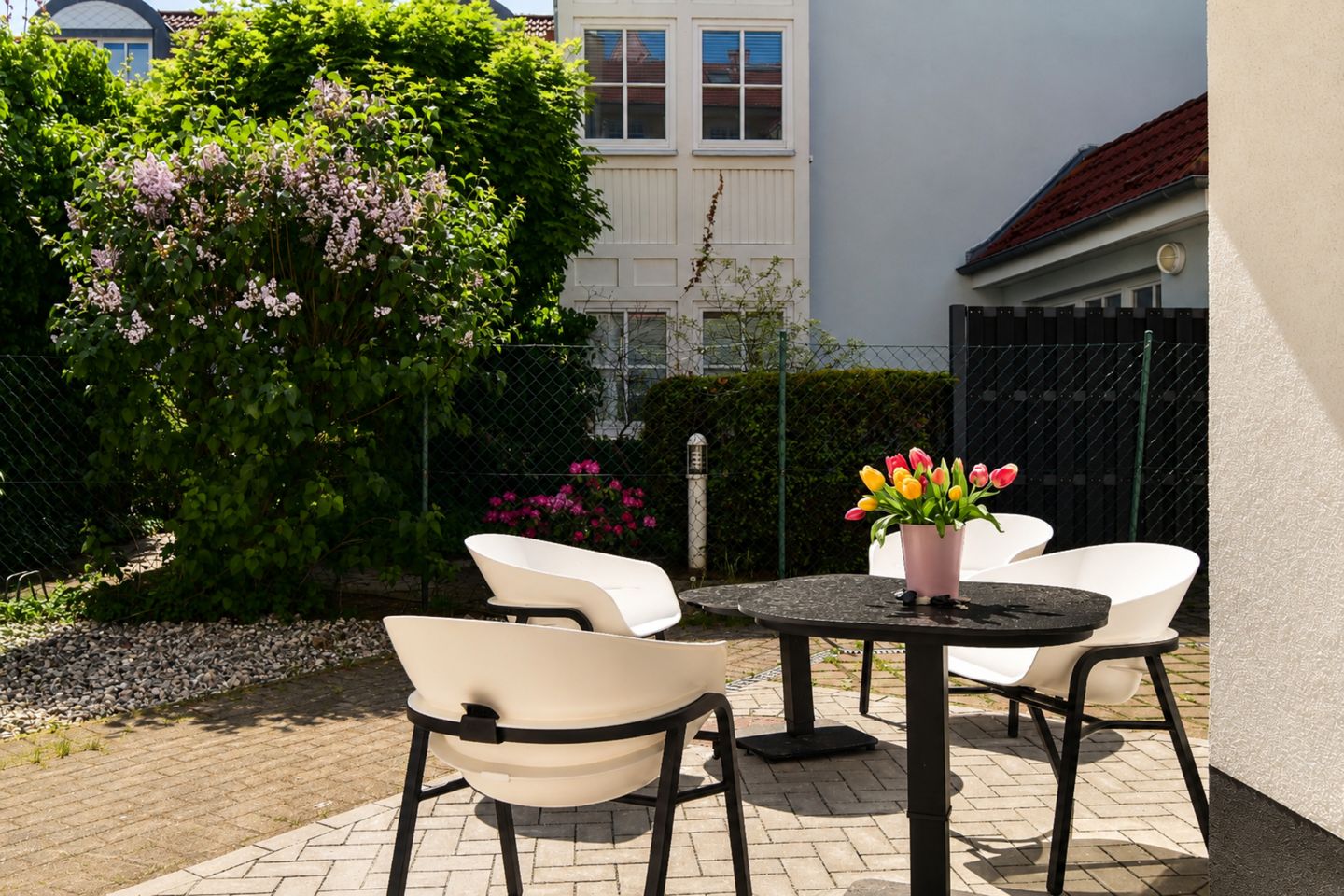 Terrasse mit Gartenmöbeln
