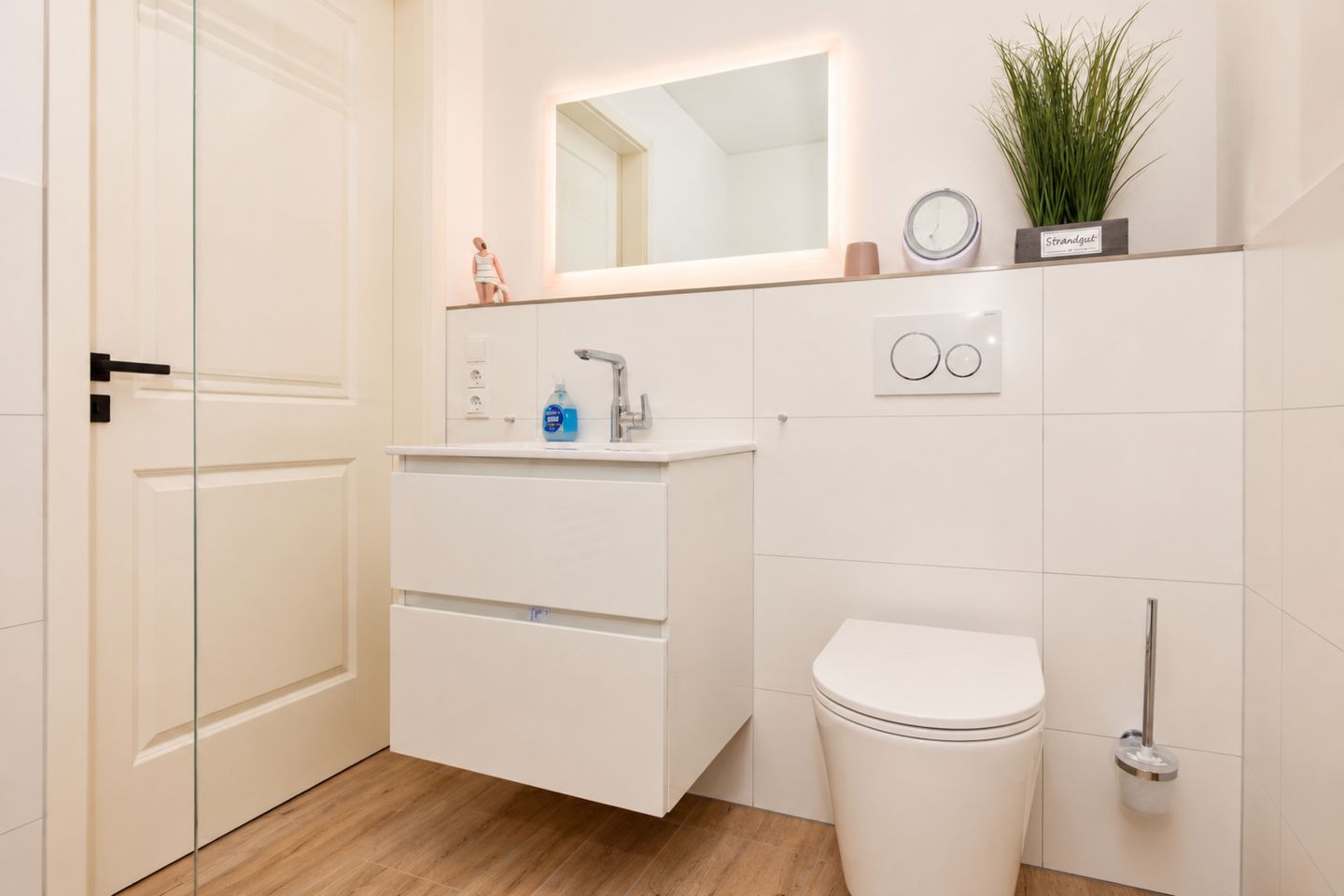 Bad mit Waschtisch und WC