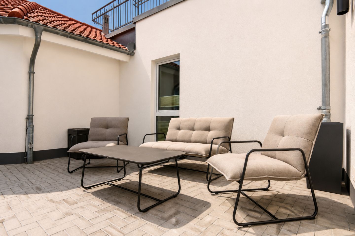 Terrasse mit Loungemöbeln