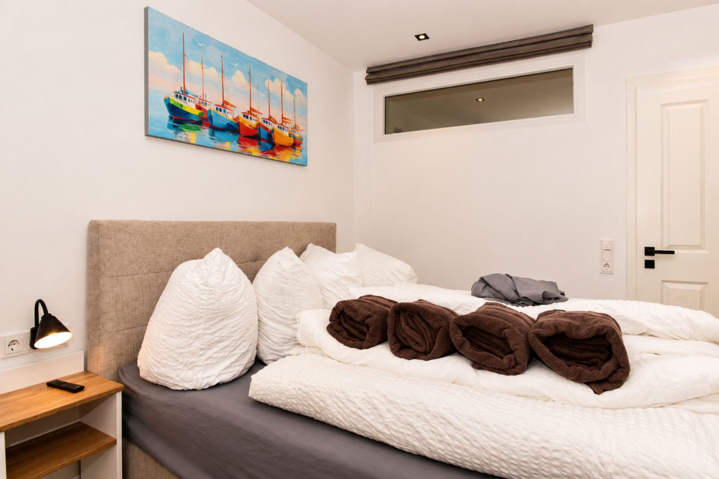 Erstes Schlafzimmer mit Boxspringbett