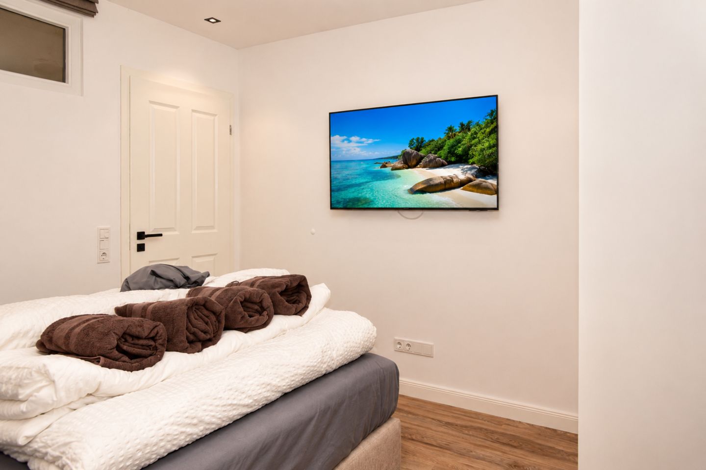 Erstes Schlafzimmer mit Boxspringbett und TV