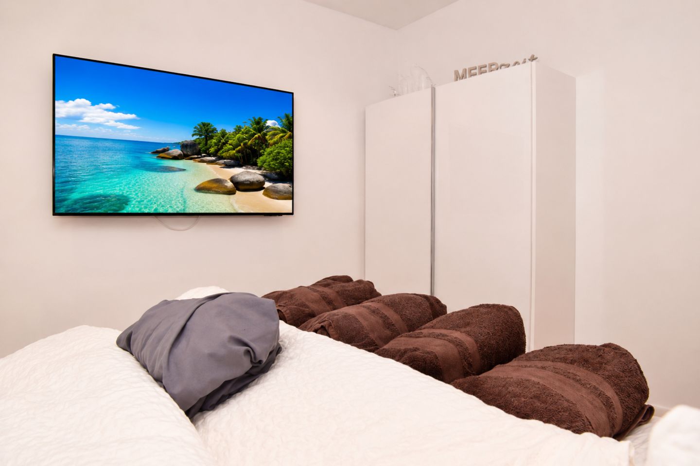 Erstes Schlafzimmer mit Kleiderschrank und TV