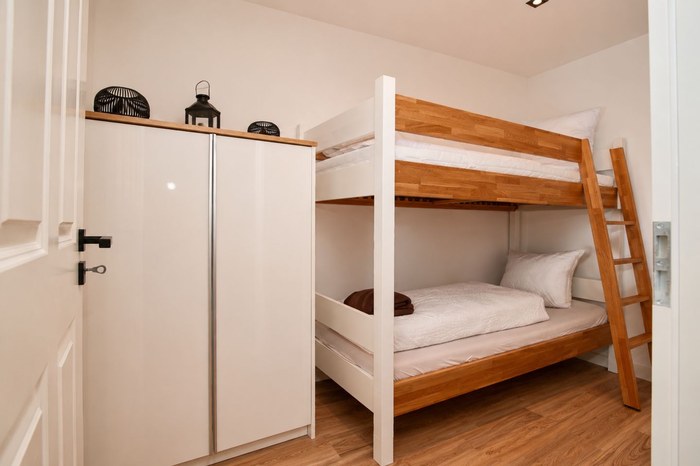 Zweites Schlafzimmer mit Etagenbett und Kommode
