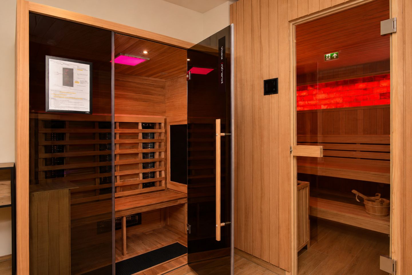 Sauna und Infrarotkabine im Wellnessbereich