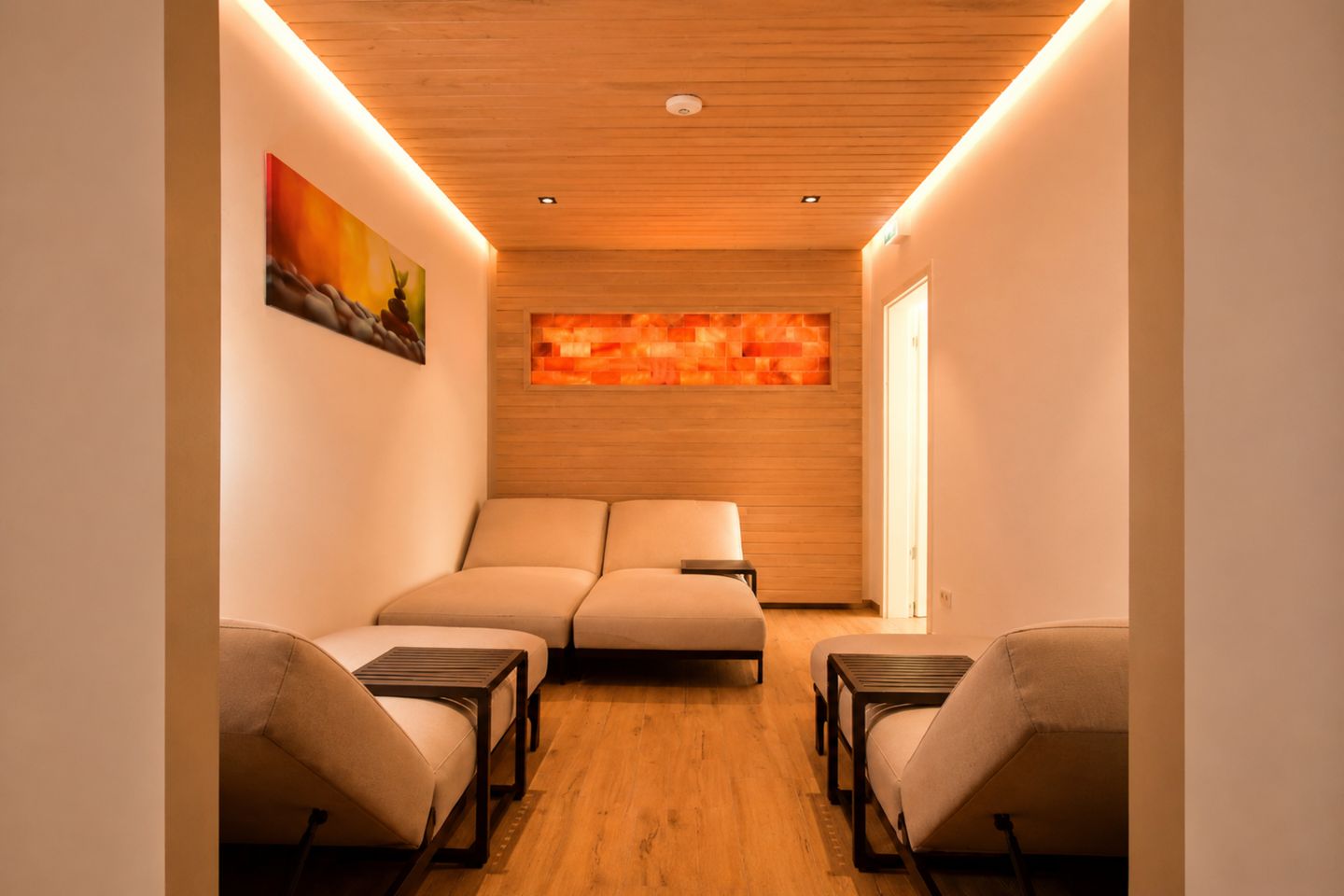 Relaxliegen im Wellnessbereich