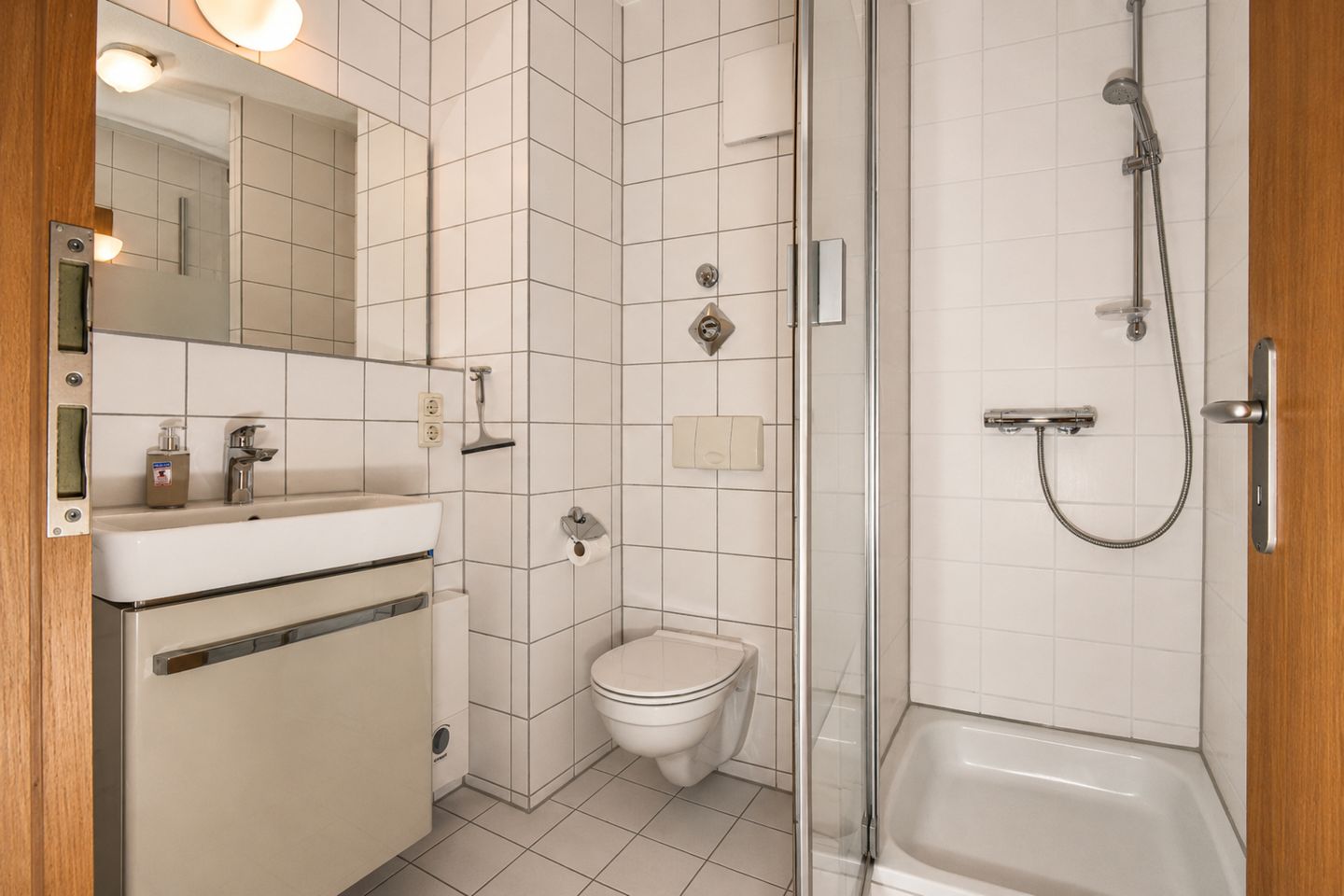 Bad mit Dusche und WC