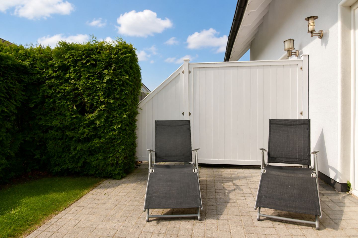 Sonnenliegen auf der Terrasse