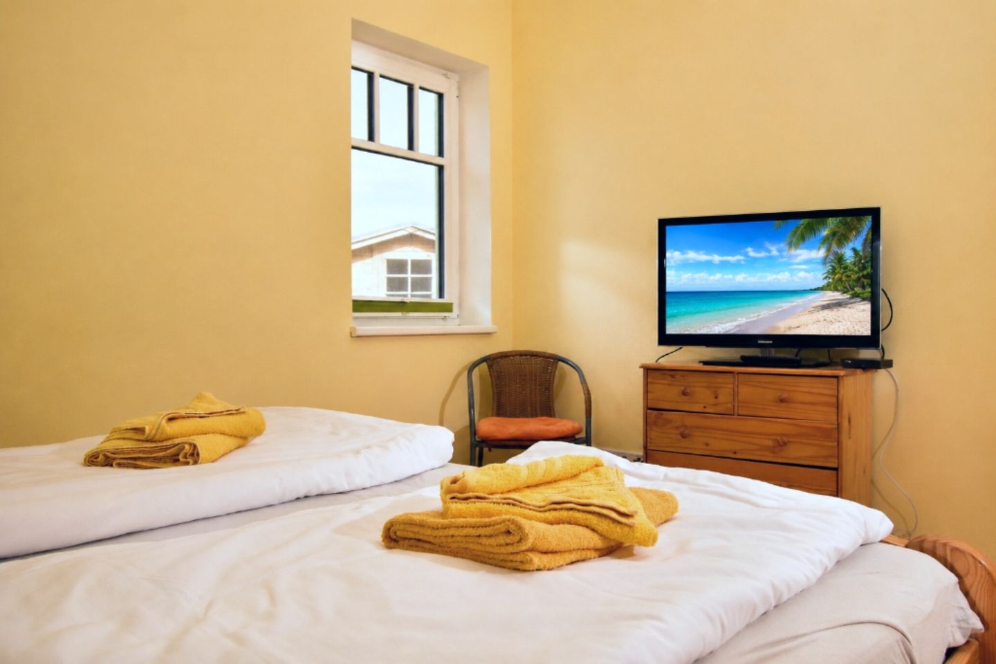 1. Schlafzimmer mit TV