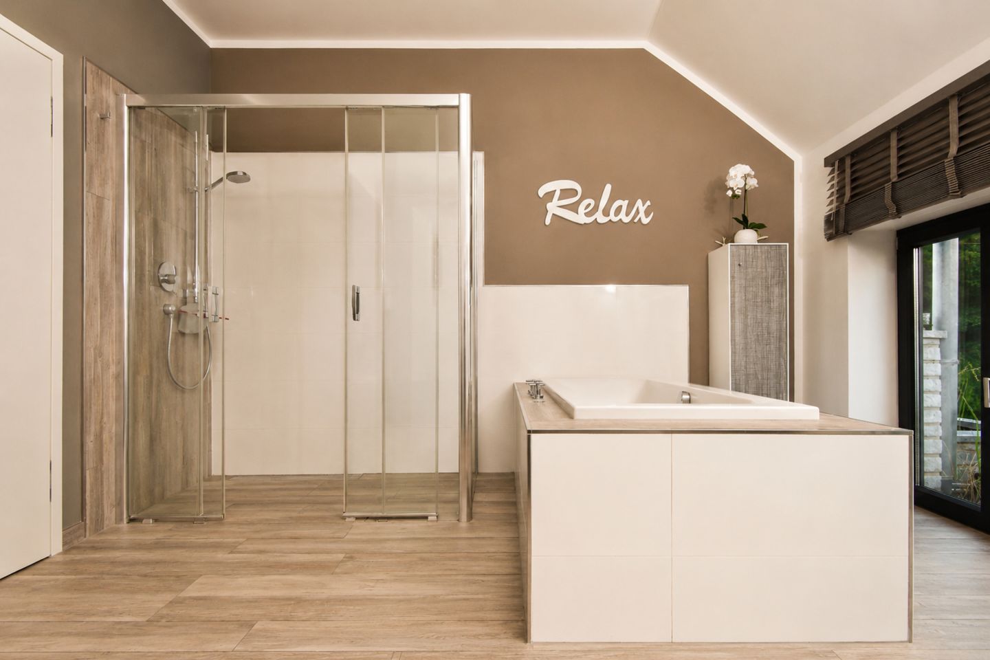 Bad mit Dusche und Badewanne